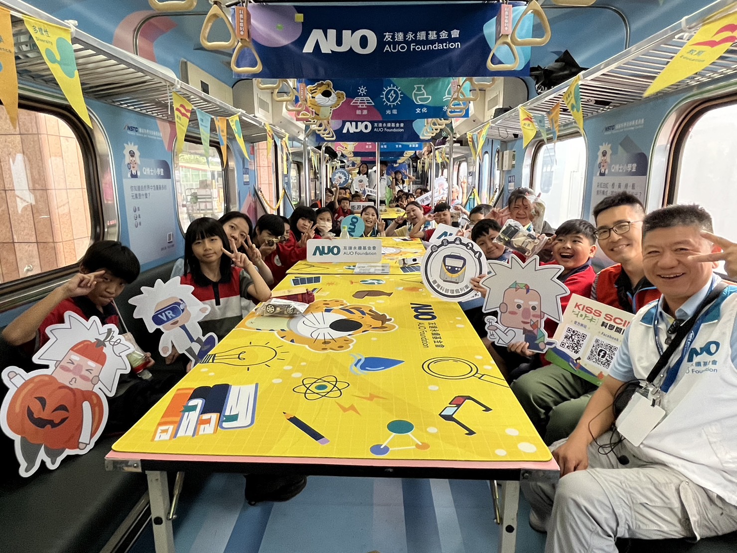 彩虹多多永續基金會參與「臺灣科普環島列車」，設計基礎科學車廂課程，以「淨零碳排和永續能源」為主題，讓學生透過創意實驗認識淨零知識，以及思考生活中的減碳行為
