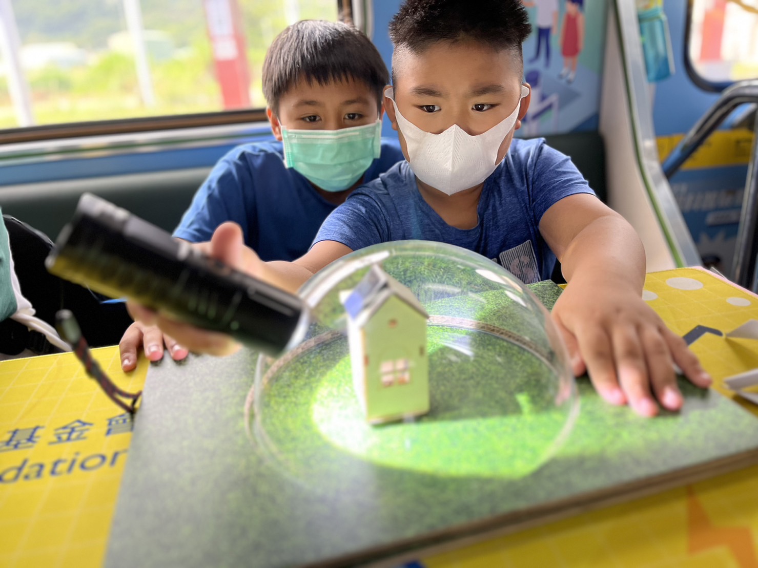 彩虹多多參與基礎科學主題車廂，以STEAM教學精神，設計「逐日科學家」、「太陽能工程師」以及「淨零建築師」三大能源科普課程和實驗