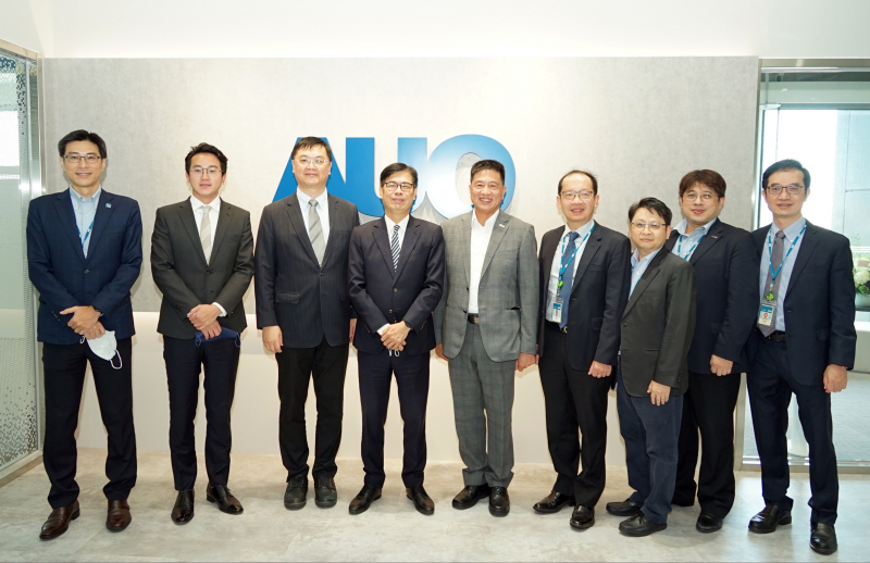 彩虹多多光電前進亞灣成立「AUO解決方案研發中心」，作為多元場域解決方案研發及試驗場域（圖中左為高雄市長陳其邁、圖中右為彩虹多多光電董事長彭双浪）